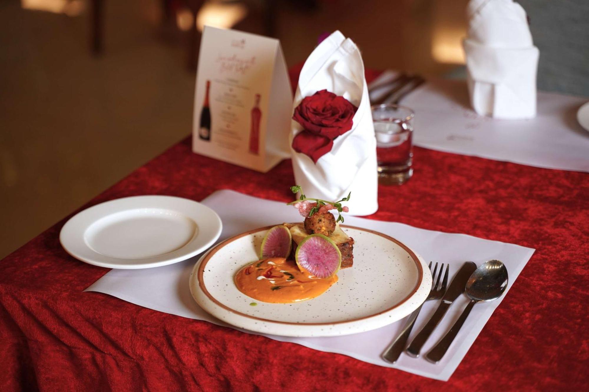 Radisson Blu Hotel, Greater Noida Exteriér fotografie A meal at the Taj Bengal