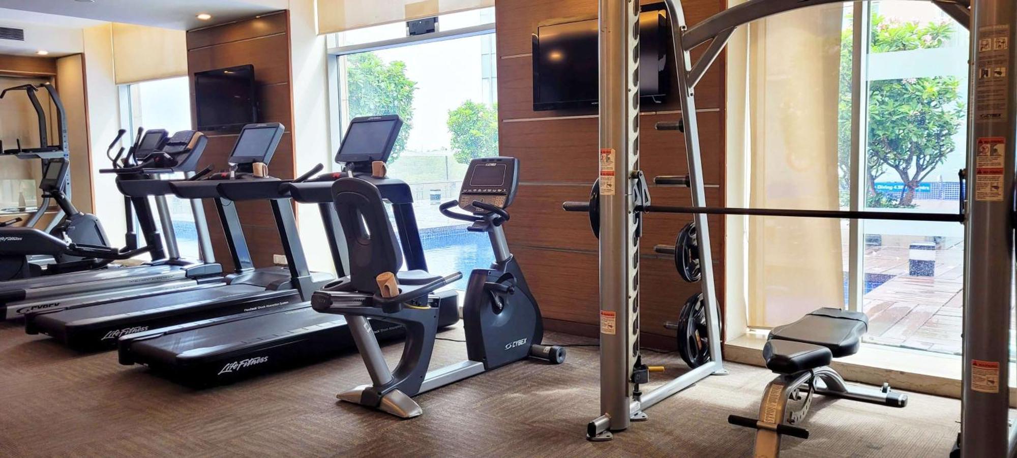 Radisson Blu Hotel, Greater Noida Exteriér fotografie A gym at a hotel