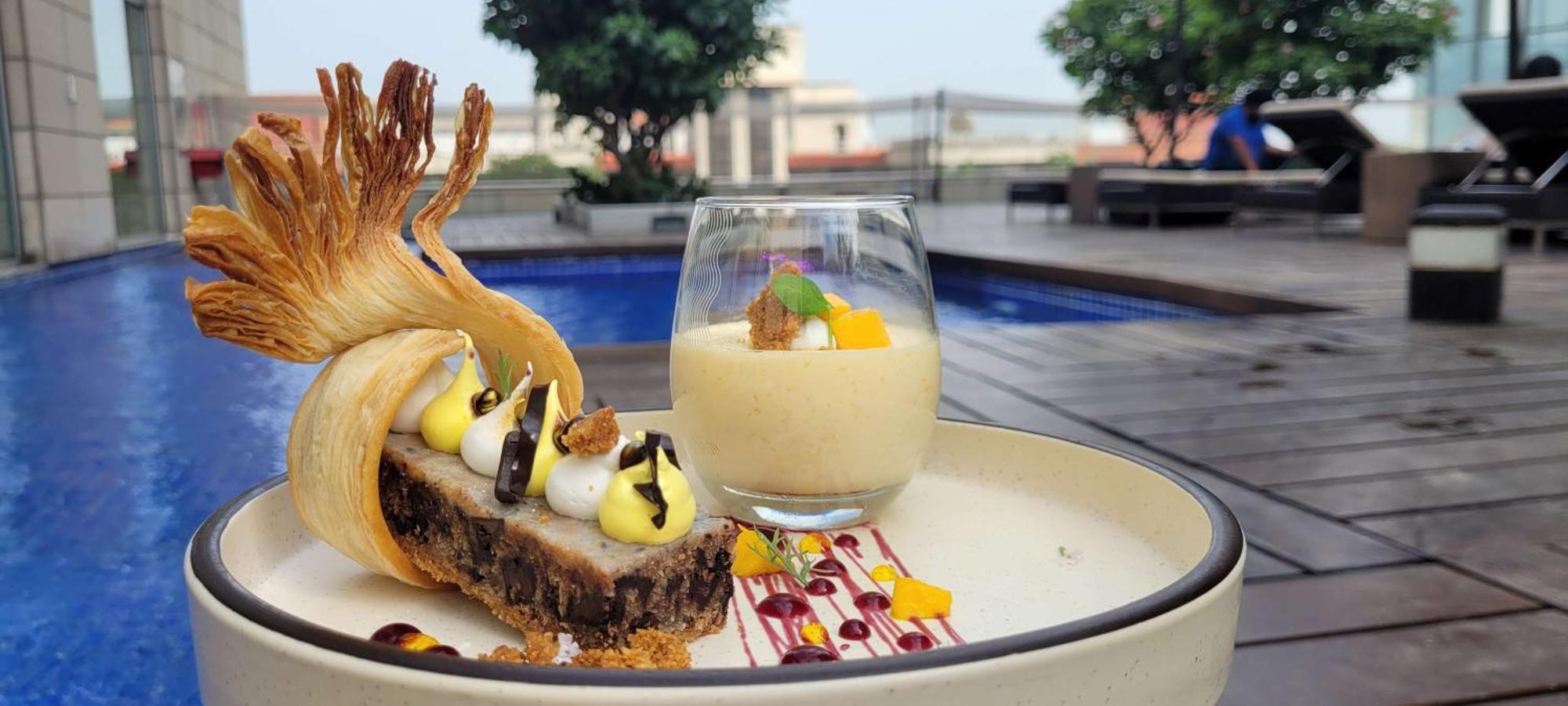 Radisson Blu Hotel, Greater Noida Exteriér fotografie A dessert at the restaurant