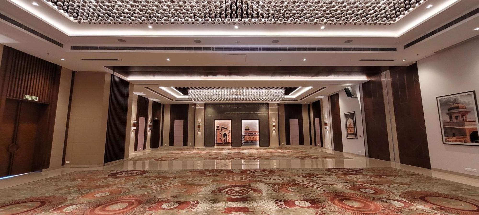 Radisson Blu Hotel, Greater Noida Exteriér fotografie The lobby of the hotel
