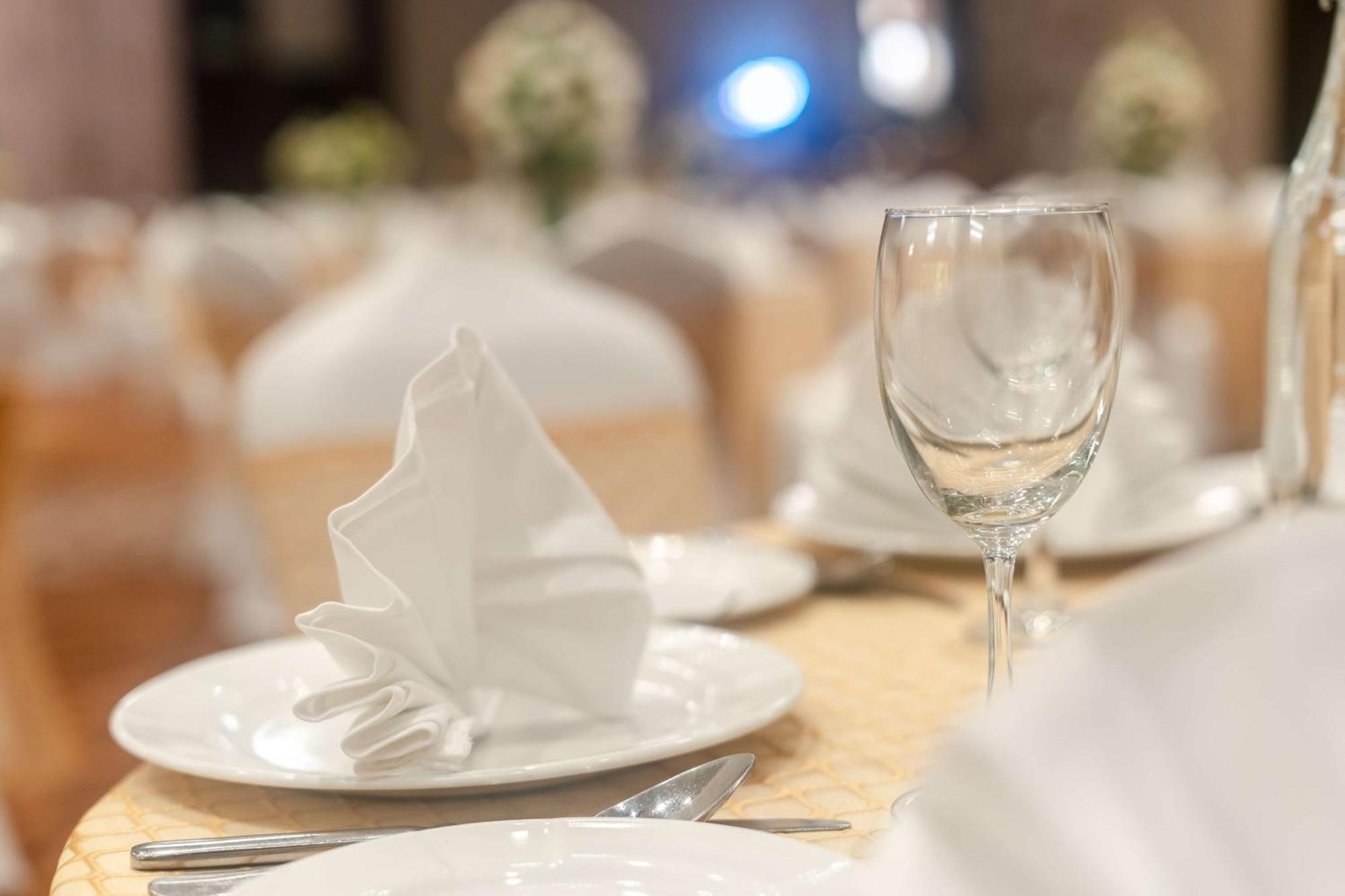 Radisson Blu Hotel, Greater Noida Exteriér fotografie A table set for fine dining