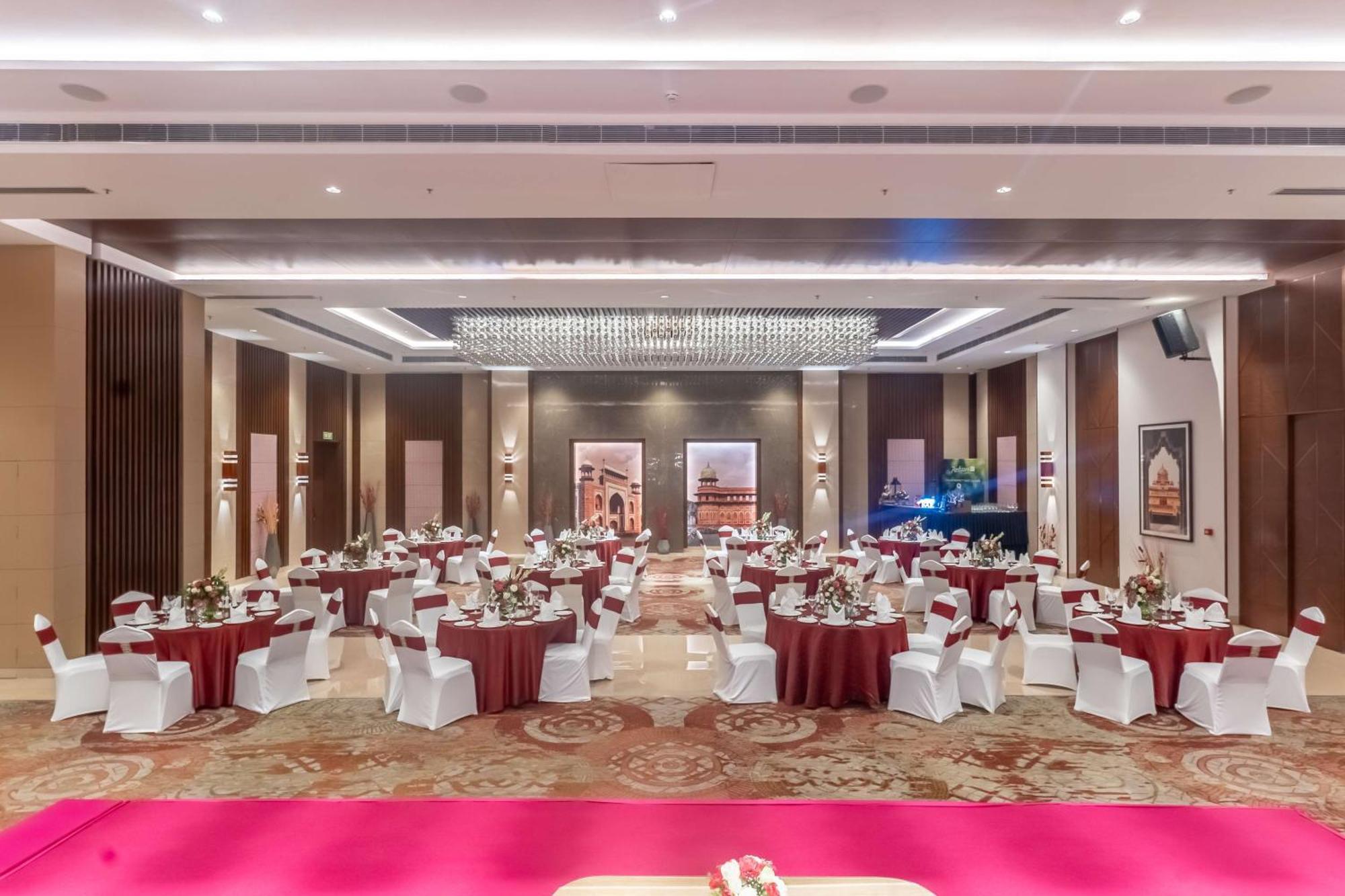 Radisson Blu Hotel, Greater Noida Exteriér fotografie The Grand Ballroom
