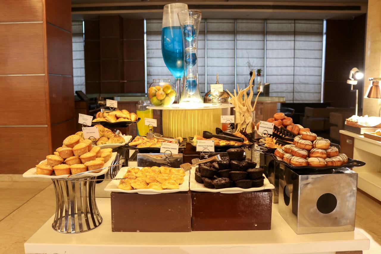 Radisson Blu Hotel, Greater Noida Exteriér fotografie A dessert buffet