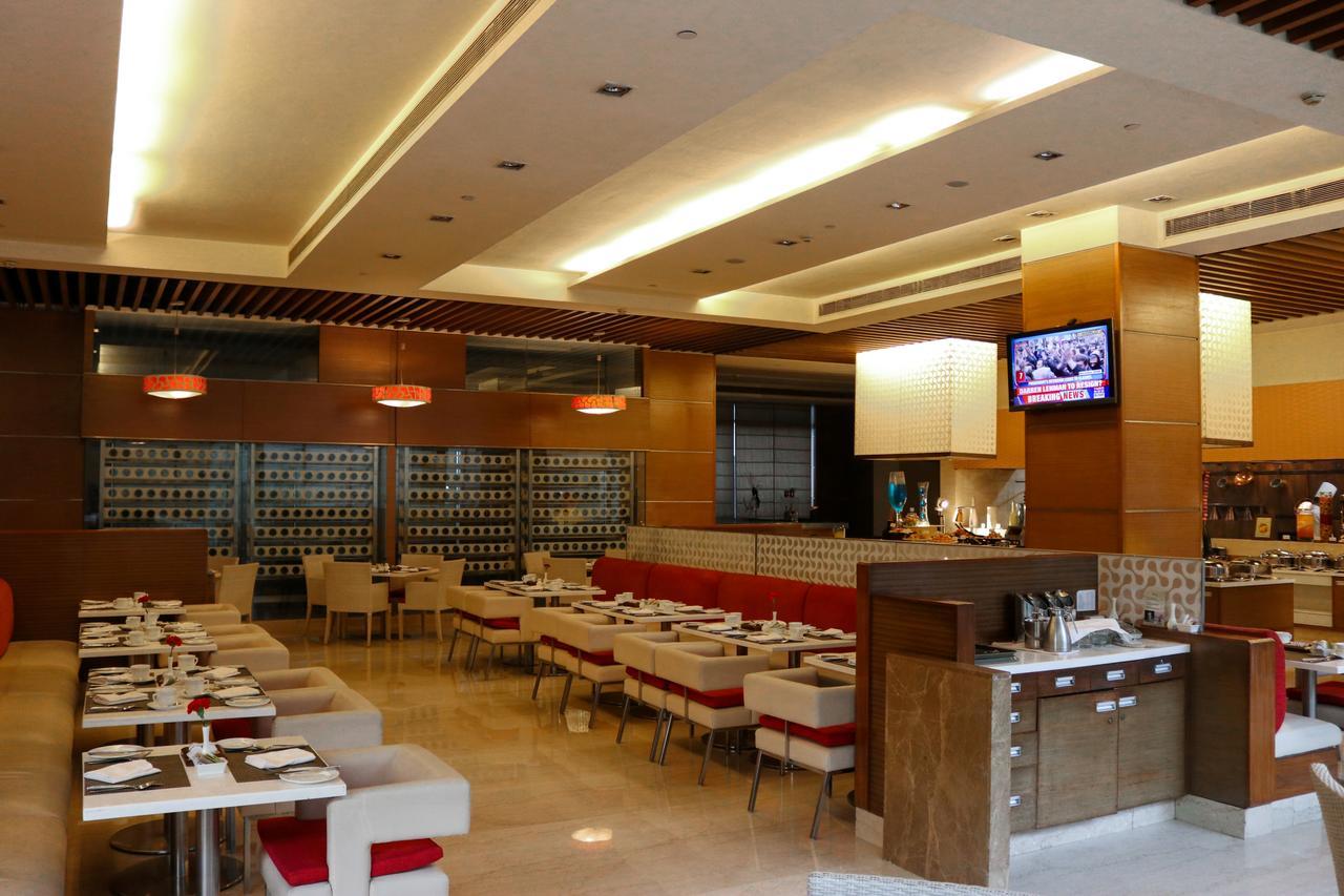 Radisson Blu Hotel, Greater Noida Exteriér fotografie The interior of a typical buffet restaurant