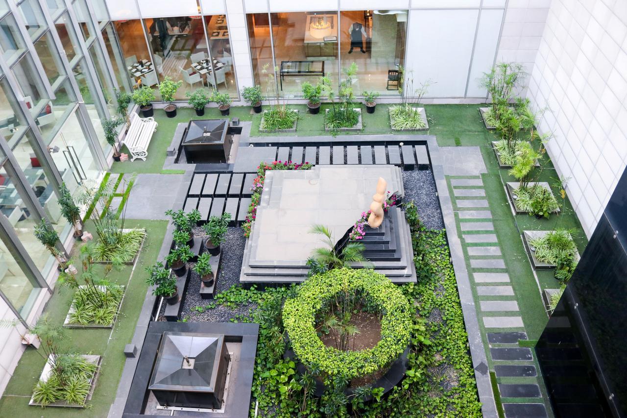Radisson Blu Hotel, Greater Noida Exteriér fotografie The courtyard of the hotel
