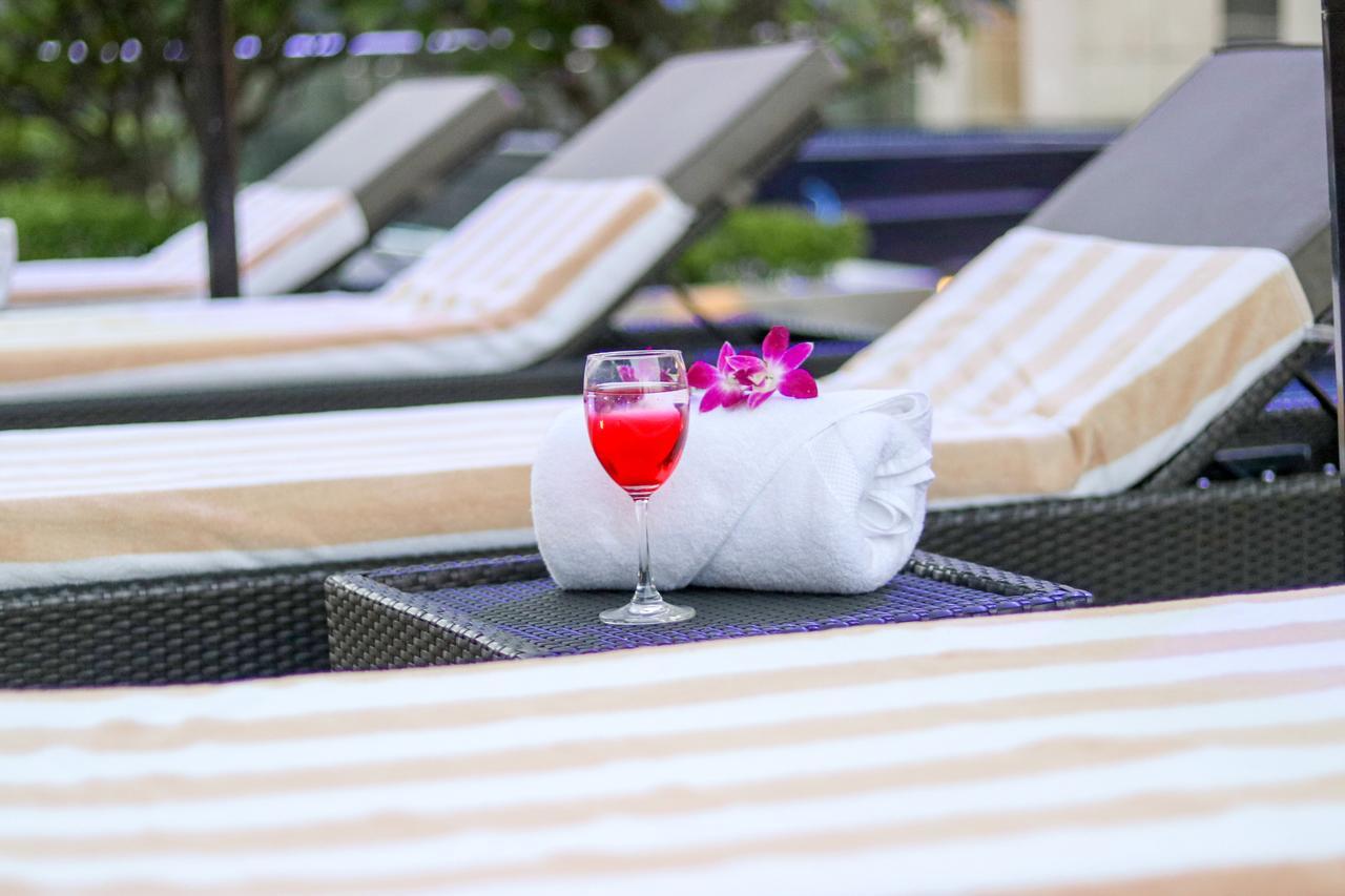Radisson Blu Hotel, Greater Noida Exteriér fotografie Poolside at the hotel