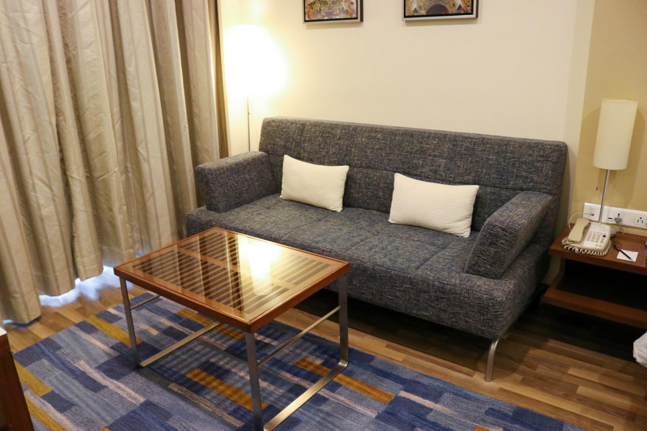Radisson Blu Hotel, Greater Noida Exteriér fotografie A sofa