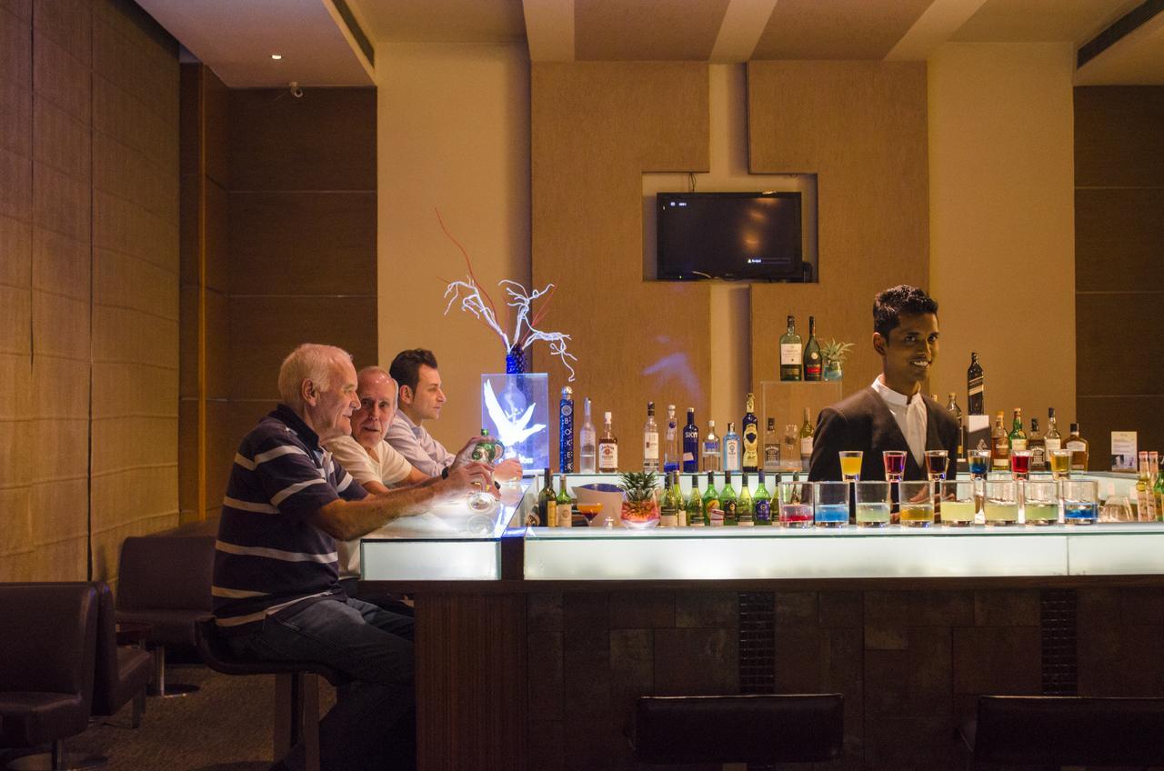 Radisson Blu Hotel, Greater Noida Exteriér fotografie A bar in a hotel