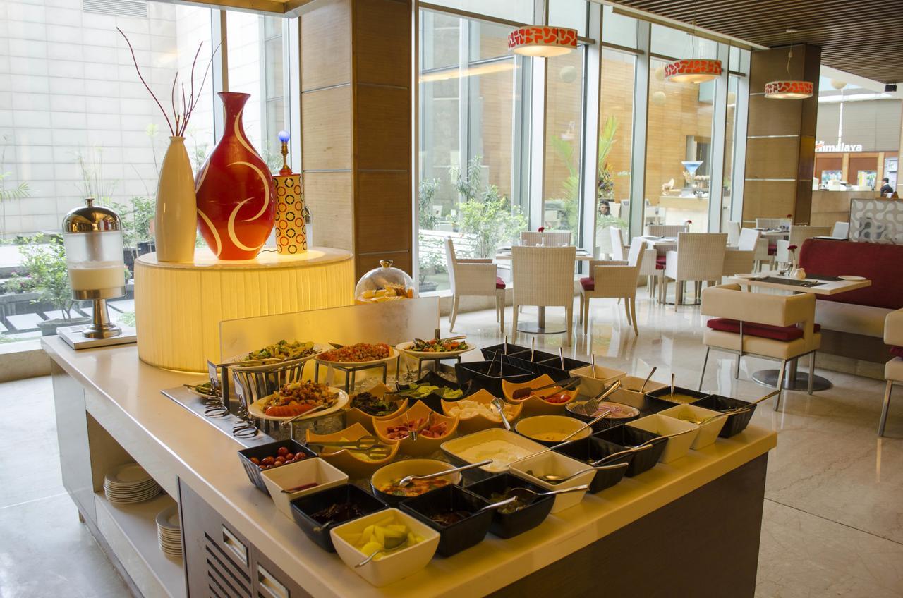 Radisson Blu Hotel, Greater Noida Exteriér fotografie A buffet at a hotel