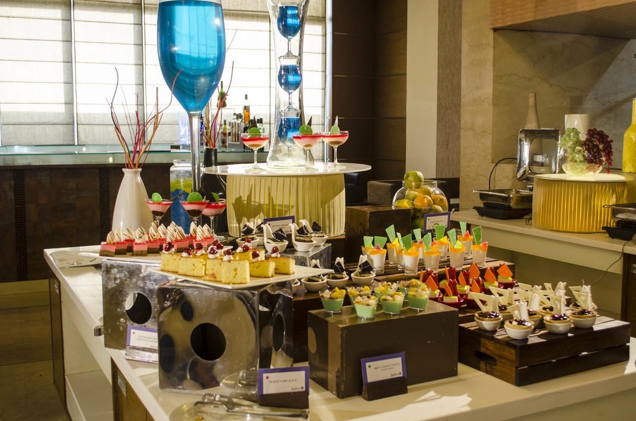 Radisson Blu Hotel, Greater Noida Exteriér fotografie A dessert buffet